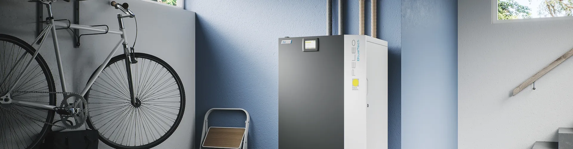 Ein moderner Heizraum mit einem PELEO BlueTech Pelletkessel vor einer blauen Wand.