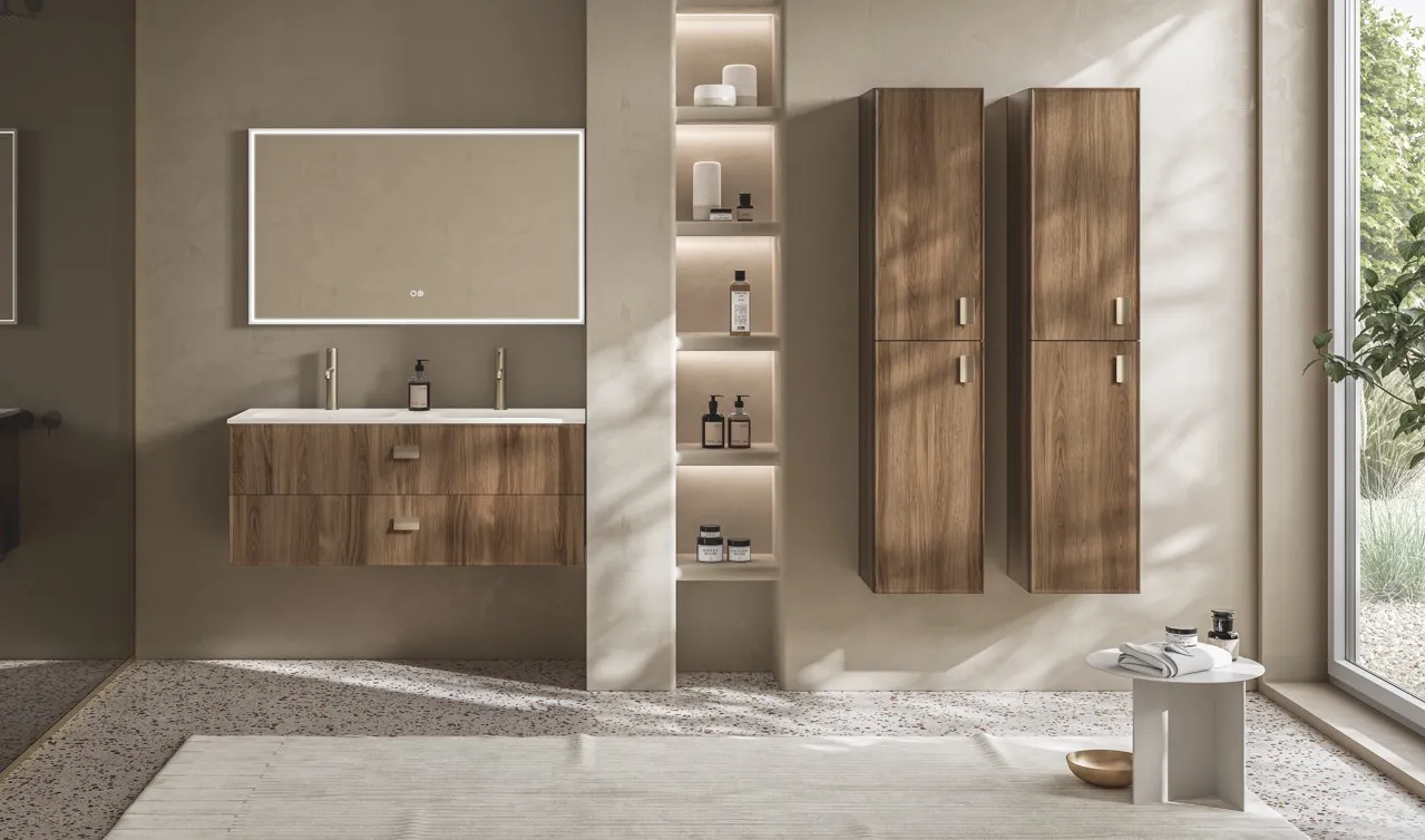 Großzügiges Badmöbel-Set in dunkler Holzoptik mit Doppelwaschtisch, beleuchtetem Spiegel und zwei Hochschränken.