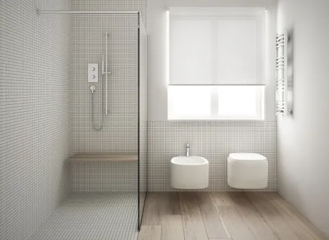 Walk-in-Dusche mit Sitzbank und Mosaikfliesen.