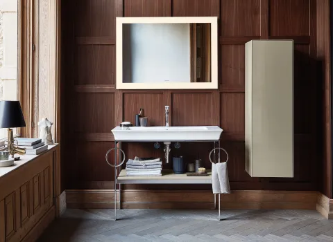 Modernes Badezimmer mit einem beleuchteten Spiegel über einem stilvollen Waschtisch, umgeben von Holzverkleidungen und minimalistischem Dekor.