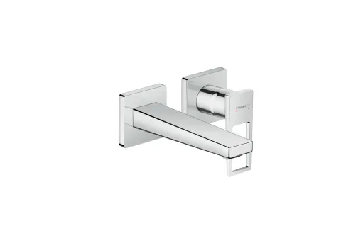 Eine elegante Wandarmatur aus Chrom mit einem breiten, rechteckigen Auslauf und einem seitlichen Bedienhebel im hohlen Design. 