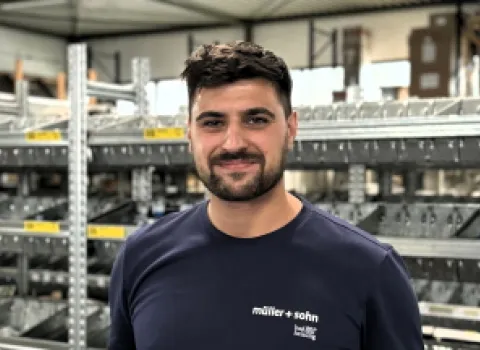 Junger Anlagemechaniker in Lagerhalle von müller+sohn in Frechen.