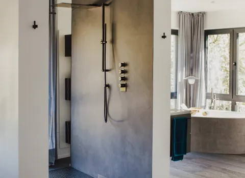 Tageslichthelles, Premium-Badezimmer mit hochwertiger Walk-im-Dusche, Holzboden und freistehender Wanne.