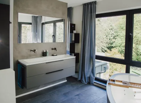 Großzügiger Aufsatz-Doppelwaschtisch neben heller Fensterfront.