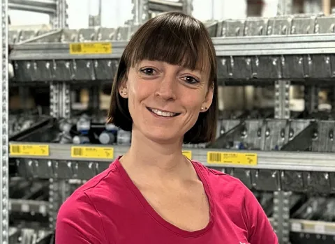 Mitarbeiterin von müller+sohn im Lagerraum.