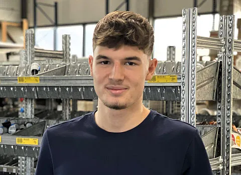 Portrait eines Lagermitarbeiters der Firma müller+sohn im Lagerraum.