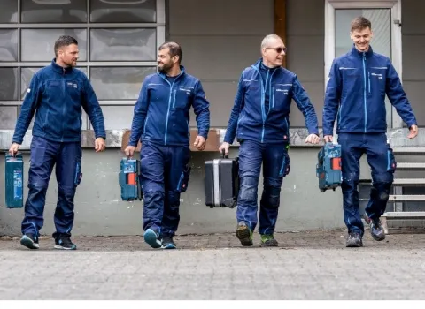 Teammitglieder von müller + sohn vor dem Gebäude