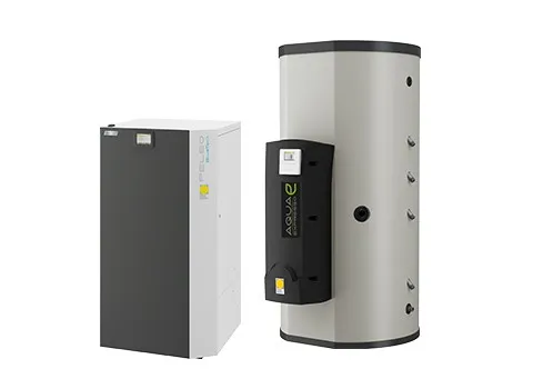 Ein modernes Pelletsystem bestehend aus einer stehenden Heizungsanlage und einem separaten Pufferspeicher mit digitalem Steuerungspanel.