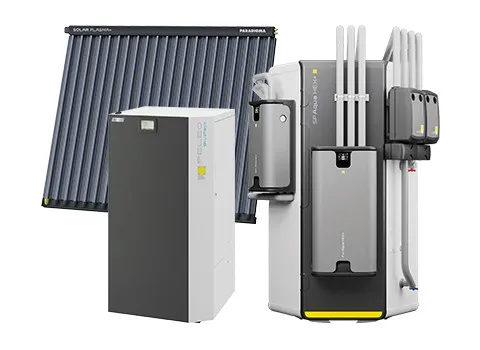 Hybrides Heizsystem bestehend aus einem modernen Pelletkessel, einem dazugehörigen Speichermodul und einem Solarthermie-Kollektor.