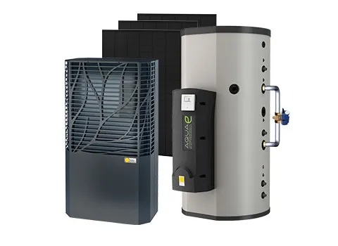 Ein modernes Energiesystem bestehend aus Wärmepumpe, Speicher und mehreren Solarpaneelen, alle in schlichter und funktionaler Optik. 