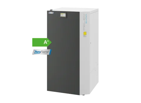 Der Pelletkessel Paradigma PELEO BlueTech mit Energie-A+ und Zeroflame-Label vor neutralen Hintergrund.