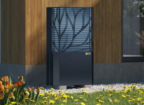 Die Wärmepumpe AeroCalima von Paradigma vor einem Haus.