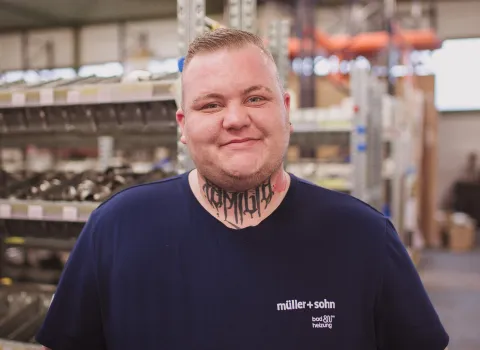 Ein Mitarbeiter von müller + sohn im Lager.