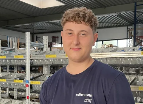 Ein Mitarbeiter von müller + sohn im Lager.