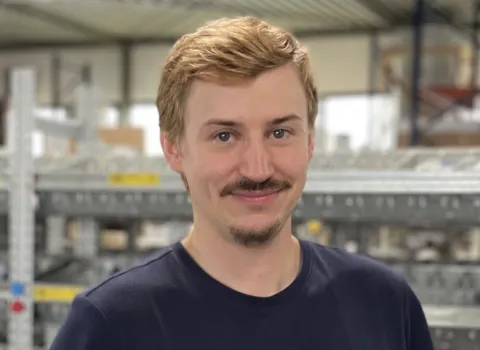 Ein Mitarbeiter von müller + sohn im Lager.