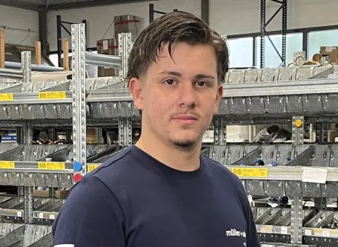 Ein Mitarbeiter von müller + sohn im Lager.