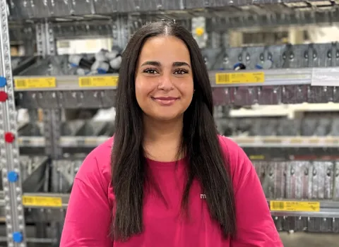 Mitarbeiterin von müller + sohn im Lagerraum