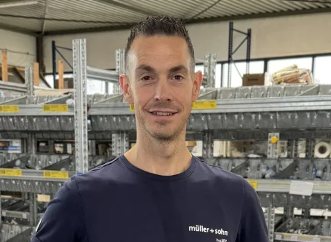 Ein Mitarbeiter von müller + sohn im Lager