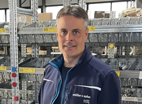 Ein Mitarbeiter von müller + sohn im Lager.