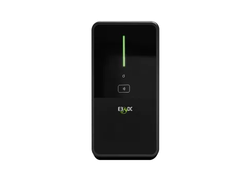 Eine E3/DC-Wallbox vom Typ EDSN in Schwarz auf neutralem Hintergrund. 