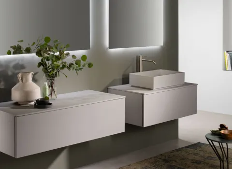 Modernes Stocco Bad mit zwei schwebenden Waschtischunterschränken, Aufsatzbecken und beleuchteten Spiegeln.