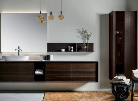 Modernes Badmöbel-Set mit dunklem Holzwaschtisch, Spiegel und Hochschrank von Stocco.