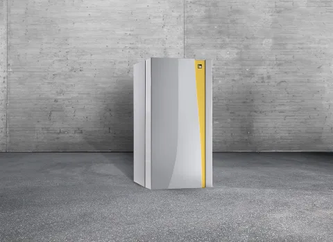 Erdwärmepumpe von iDM iPUMP T7 vor einer grauen Betonwand.