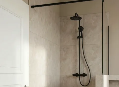 Stilvolles Badezimmer mit Walk-in-Dusche, Glasabtrennung und schwarzer Armatur