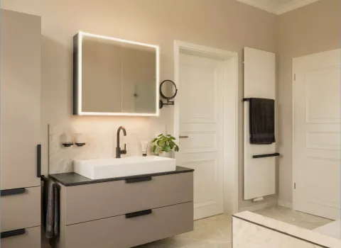Modernes Badezimmer mit Handtuchwärmer, Waschtisch und funktionaler Spiegelbeleuchtung