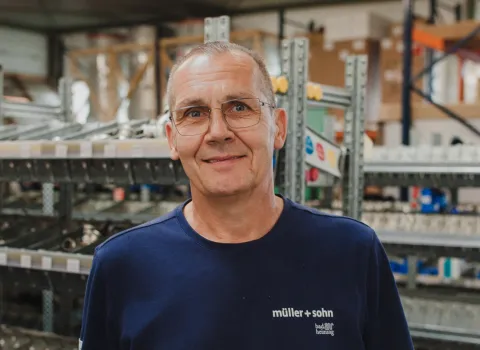 Ein Mitarbeiter von müller + sohn im Lager.