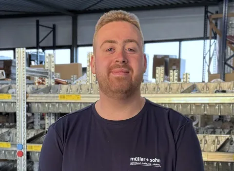 Ein Mitarbeiter von müller + sohn im Lager.