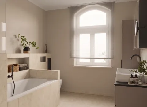 Stilvolles Badezimmer mit eingebauter Wanne und Regalnische