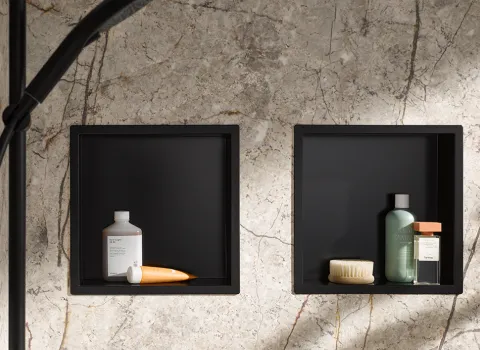 Renodeco-Wandverkleidung mit schwarzer Wandeinbaubox in Naturstein-Optik mit der Farbe Tundra Greige.