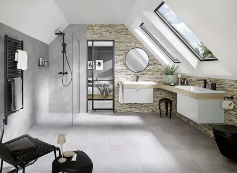 Badezimmer mit RenoDeco-Wandverkleidung in der Farbe Cemento Grau.