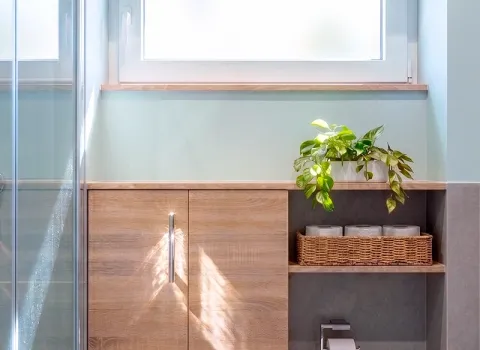 Badgestaltung mit Fenster, Sonnenlicht und freundlicher Atmosphäre