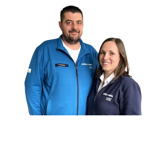 Die beiden Kundendienstleiter Sascha Cremer und Bianca Czarnetzki vor neutralen Hintergrund.