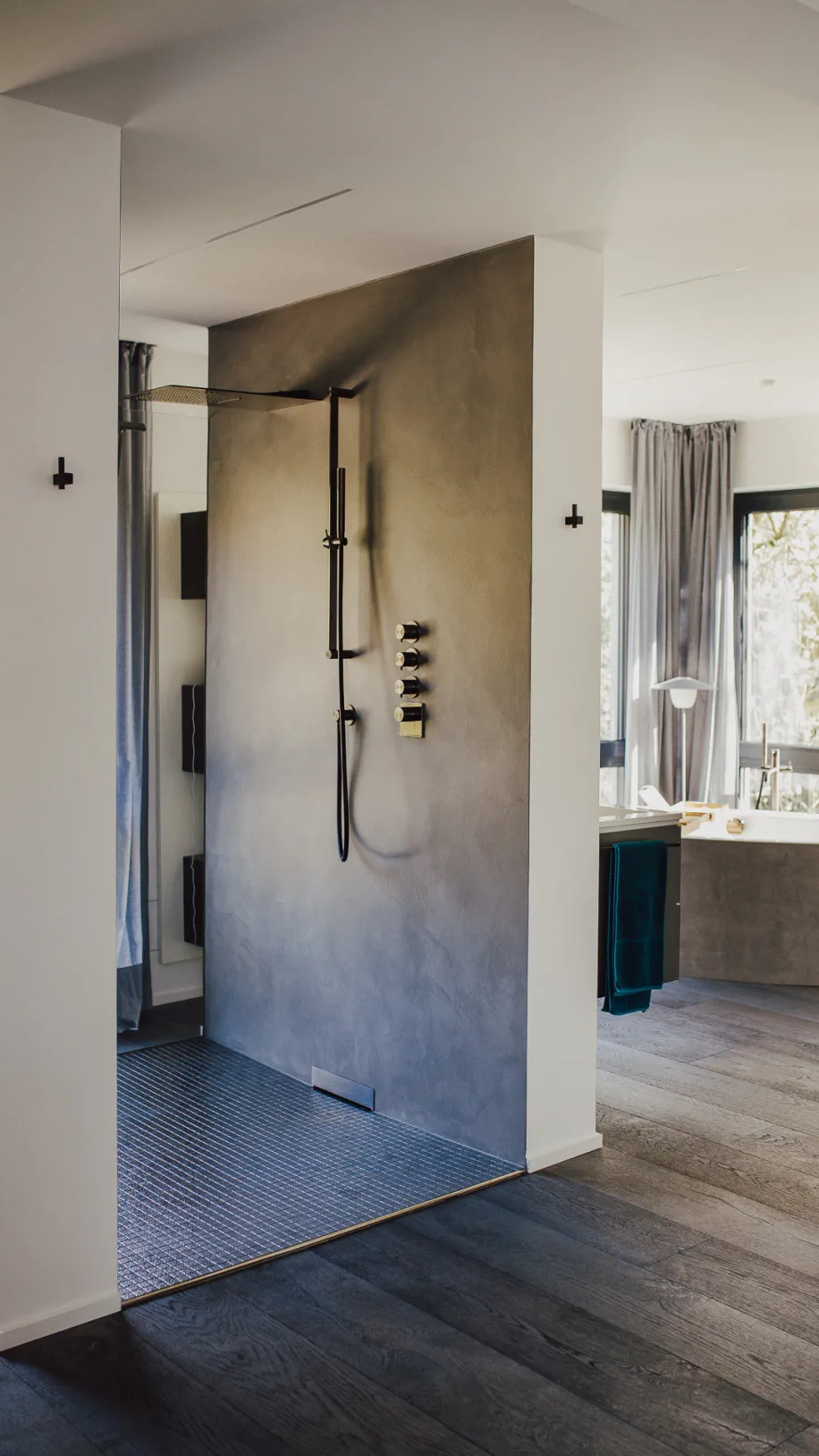 Tageslichthelles, Premium-Badezimmer mit hochwertiger Walk-im-Dusche, Holzboden und freistehender Wanne.