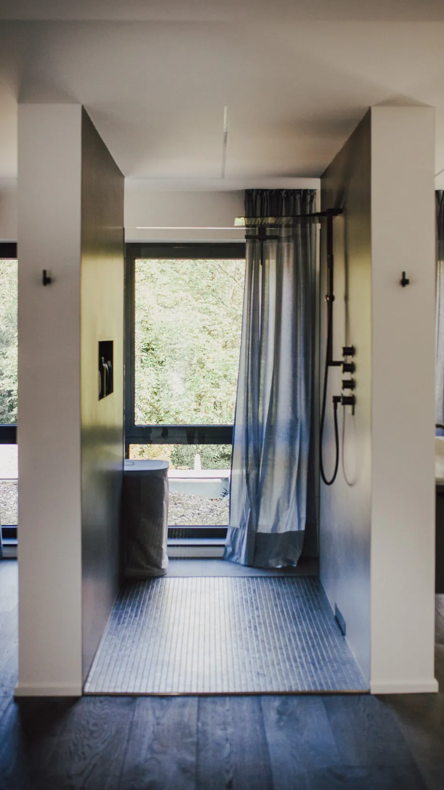 Großzügige Walk-in-Dusche vor Fenster mit wasserabweisendem Vorhang.