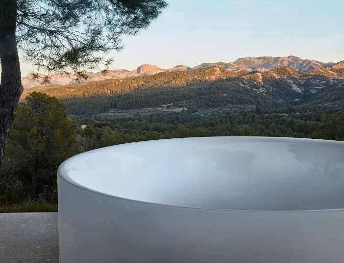 Badewanne BettePond freistehend mit Blick auf Berge im Abendlicht