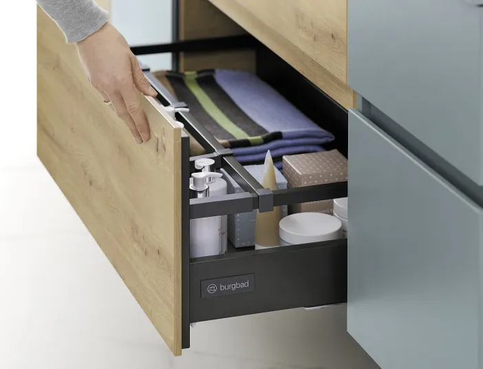 Nahaufnahme eines ausgezogenen Schubfaches Unterschrank der Kollektion Lin20 von burgbad