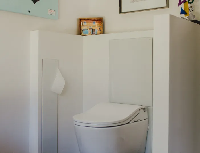 Weißes Dusch-WC von TOTO in Badezimmer-Nische.